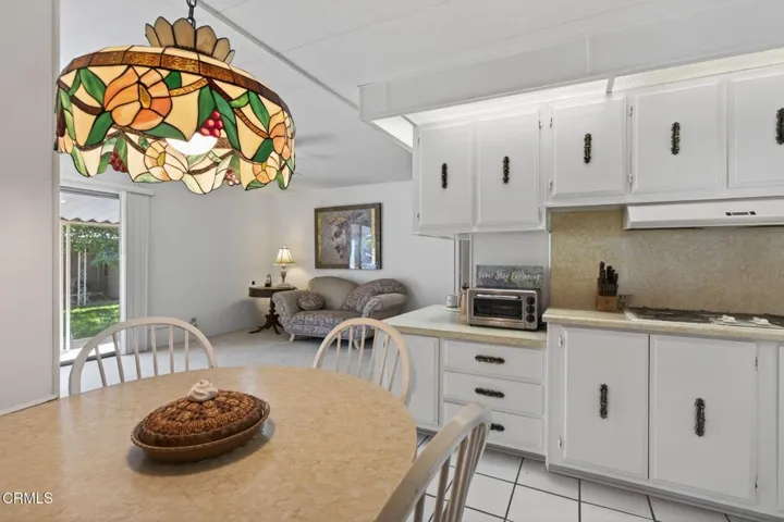 20-web-or-mls-UpmarketMedia-8Cal-055