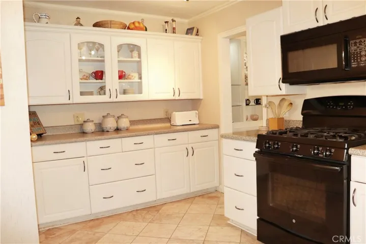 MICROWAVE AND 5 GAS BURNING STOVETOP OVEN
