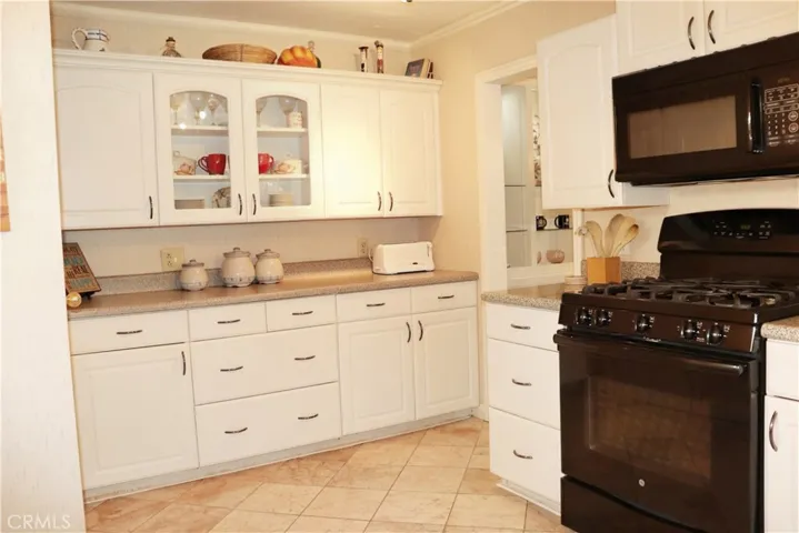MICROWAVE AND 5 GAS BURNING STOVETOP OVEN