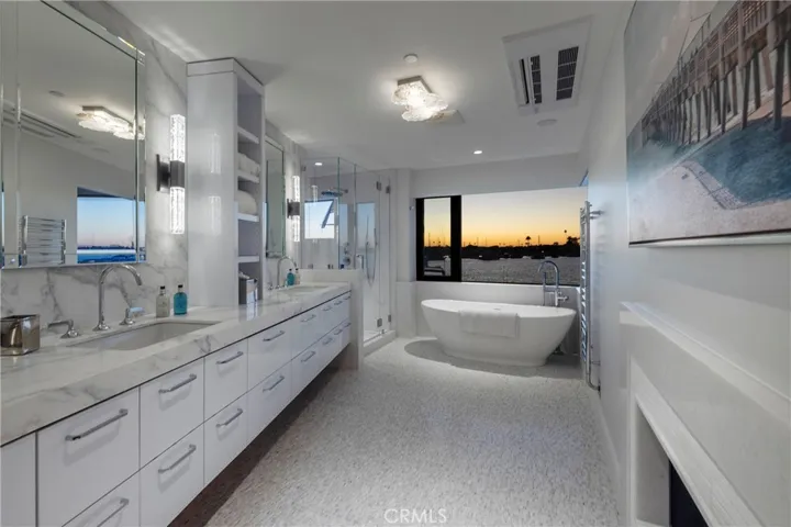 130 S Bay Front, Newport Beach, California 92662