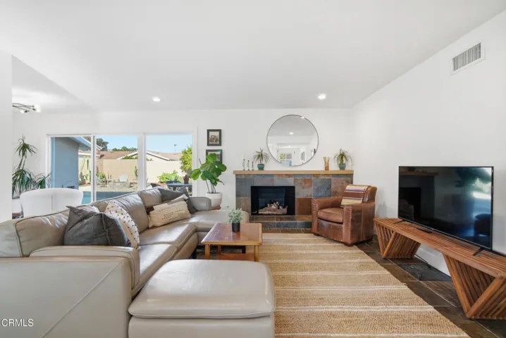 30_living room