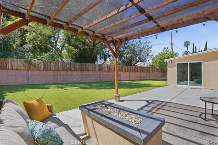 BACKYARD/FIREPLACE