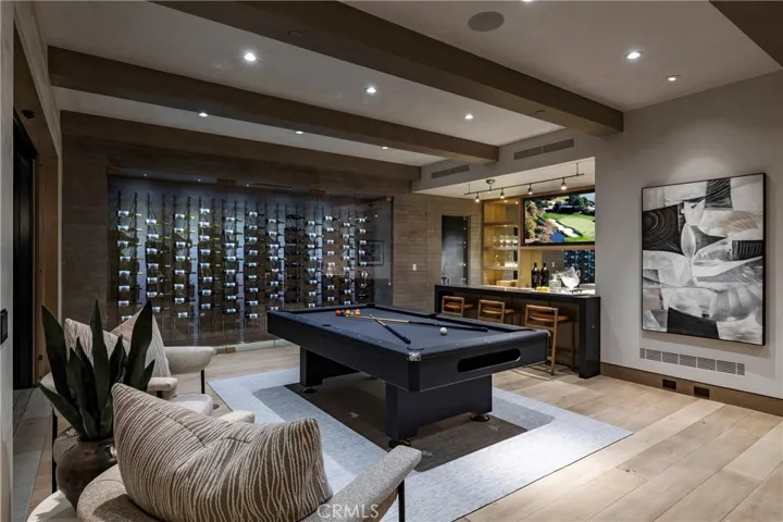 Lounge & Bar w/ Wine Cellar