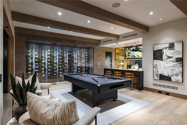 Lounge & Bar w/ Wine Cellar