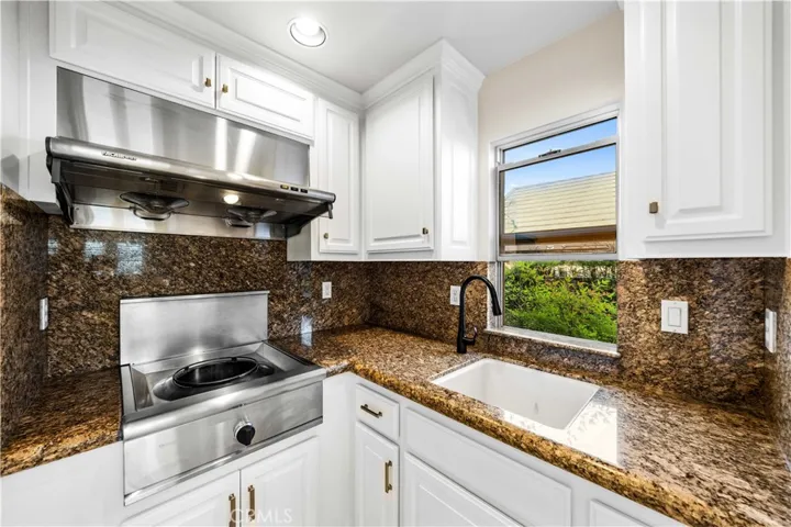 Fully equipped secondary kitchen ideal for wok cooking