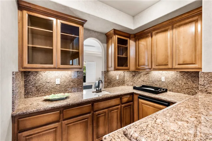 Bar with direct access to Breakfast Nook