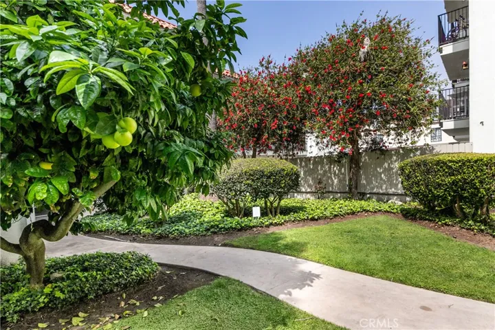 With a high walk score, secure building access, and close proximity to the Hermosa Pier, you’re perfectly situated to enjoy the area’s most celebrated coastal amenities.