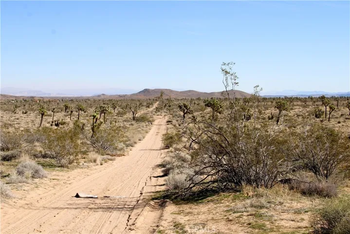 40 Ac La Brisa Drive, Yucca Valley, California 92284