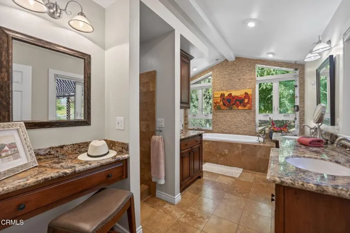 28-web-or-mls-Upmarketmedia_525Ven-088