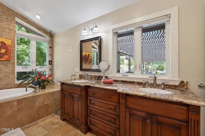 30-web-or-mls-Upmarketmedia_525Ven-096