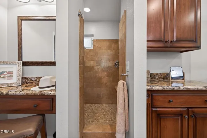 33-web-or-mls-Upmarketmedia_525Ven-104