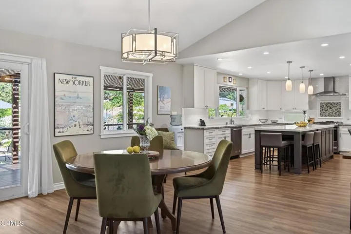 15-web-or-mls-Upmarketmedia_525Ven-049