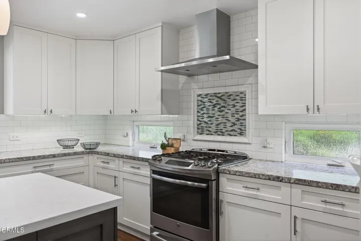 21-web-or-mls-Upmarketmedia_525Ven-068