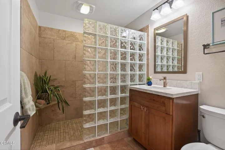 37-web-or-mls-Upmarketmedia_525Ven-117
