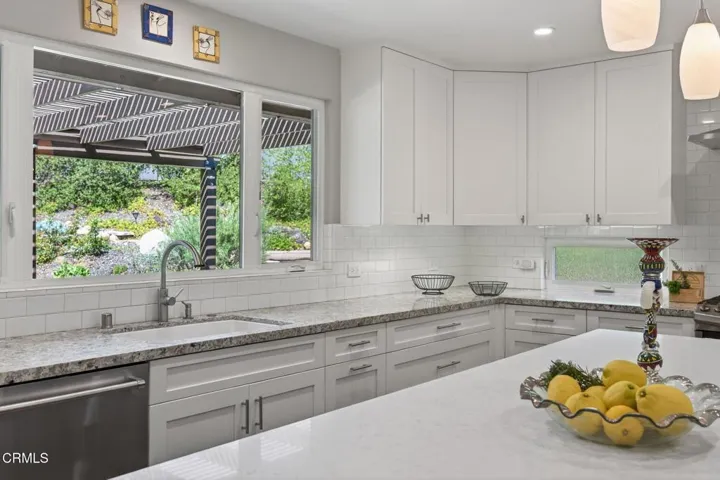 20-web-or-mls-Upmarketmedia_525Ven-064