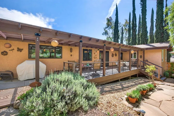 54-web-or-mls-Upmarketmedia_525Ven-166