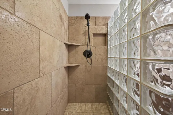 38-web-or-mls-Upmarketmedia_525Ven-118