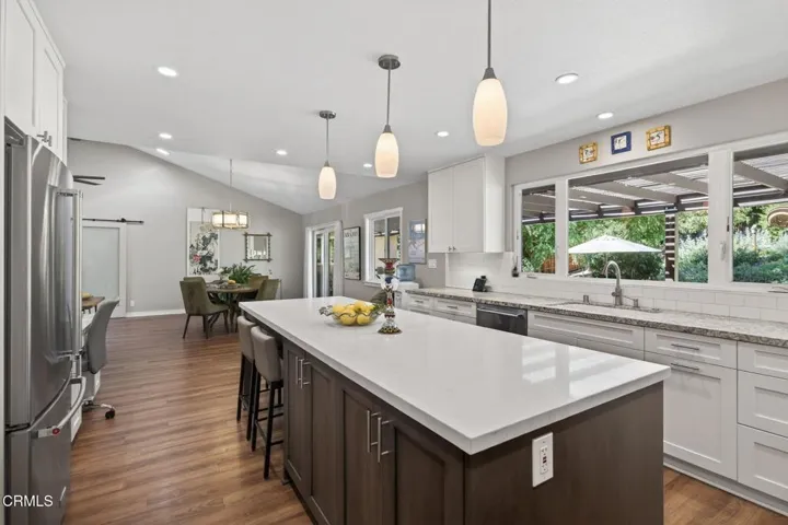 22-web-or-mls-Upmarketmedia_525Ven-072