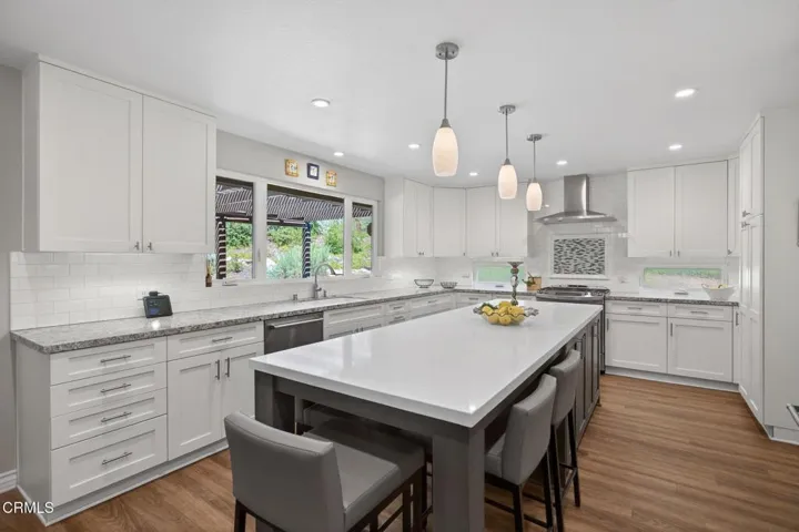19-web-or-mls-Upmarketmedia_525Ven-061