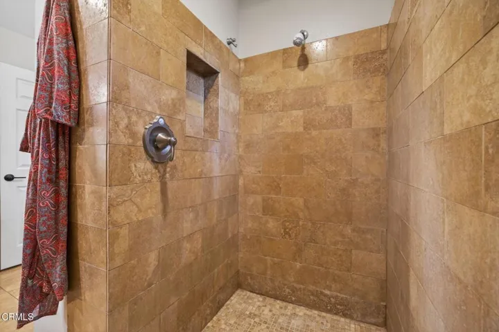 35-web-or-mls-Upmarketmedia_525Ven-111