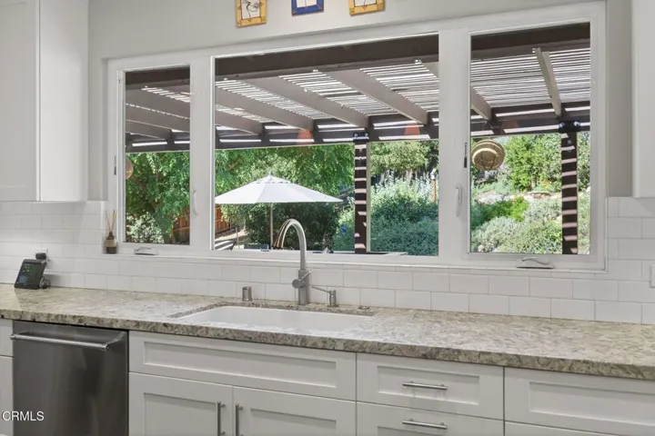 23-web-or-mls-Upmarketmedia_525Ven-075