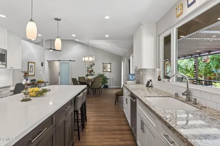 24-web-or-mls-Upmarketmedia_525Ven-076
