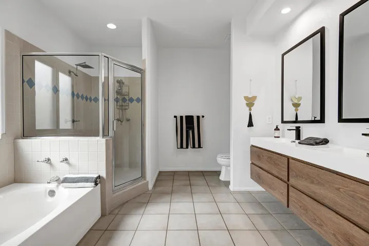 PRIMARY BATHROOM.jpg mls