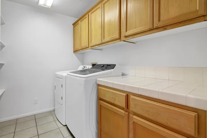 LAUNDRY ROOM.jpg mls