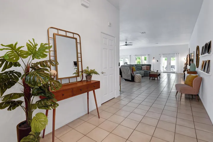 ENTRY WAY.jpg mls