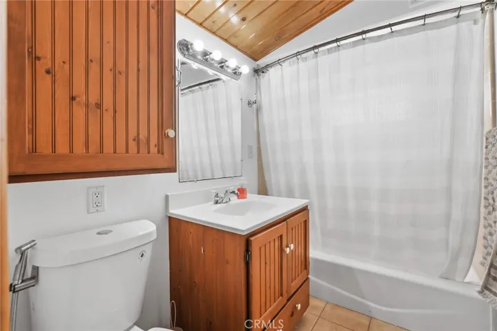 Upstairs Full Bathroom