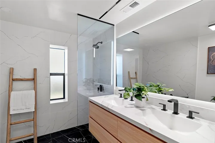 Upstairs Secondary Bath Ensuite