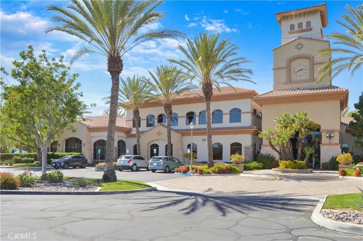 23,000 sq ft Mountain View Lodge entry
