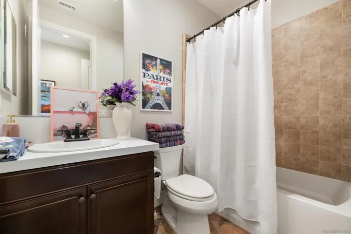 Ensuite bath for secondary bedroom