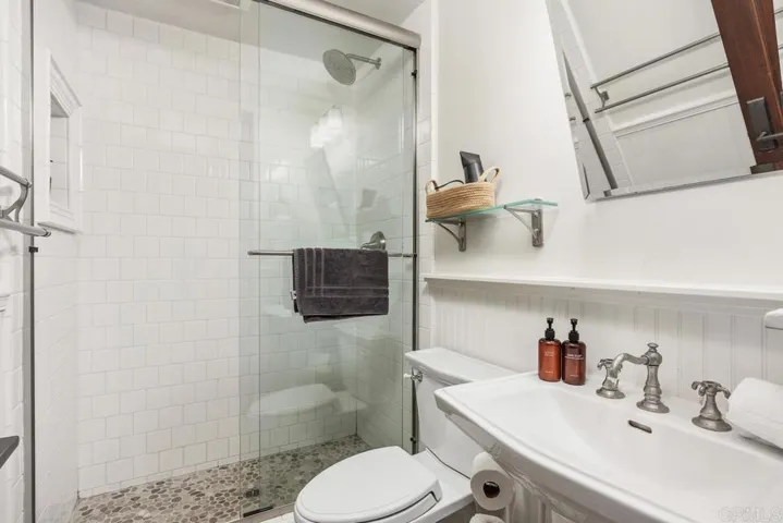 Guest bathroom 1