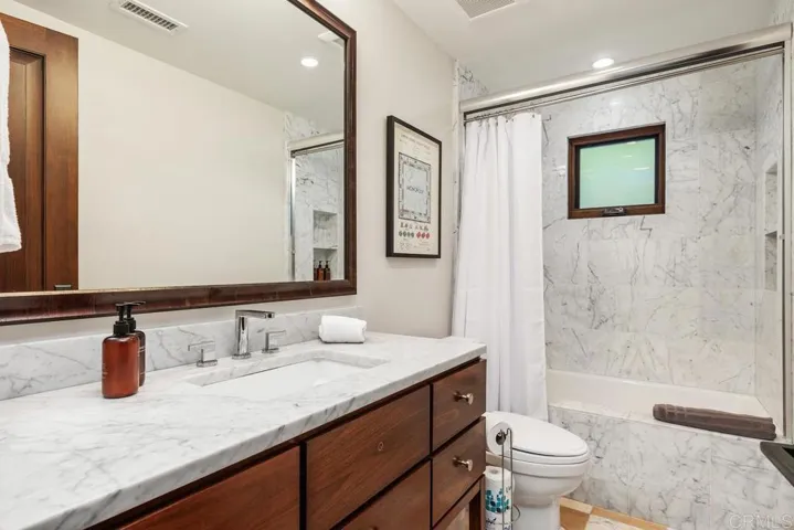 Guest bathroom 3