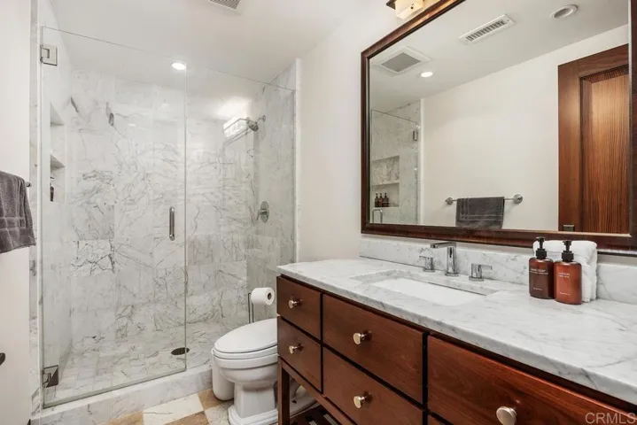 Guest bathroom 2