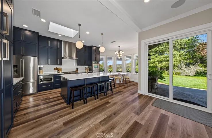 Kitchen Island looking to eat in kitchen area