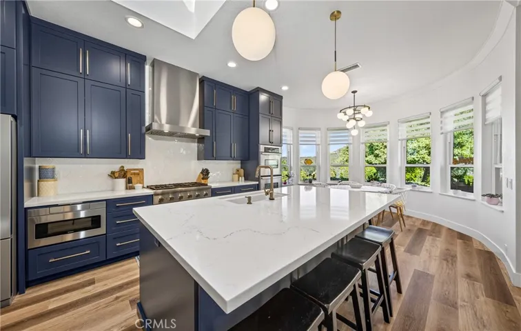 Kitchen island view to eat in kitchen view