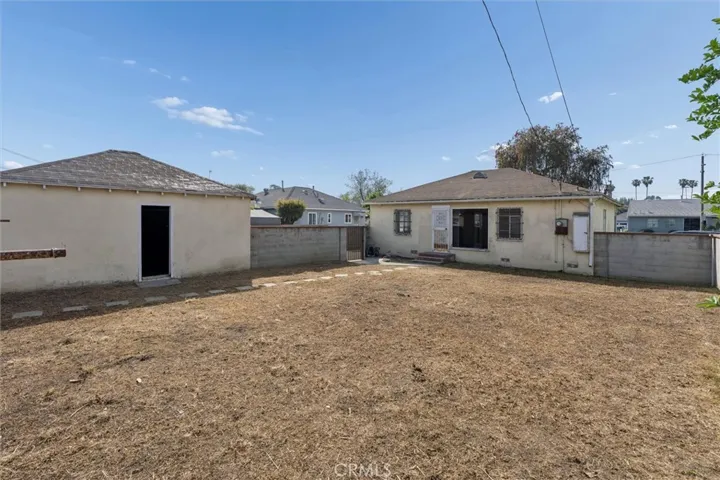 1613 E Ezmirlian, Compton, California 90221