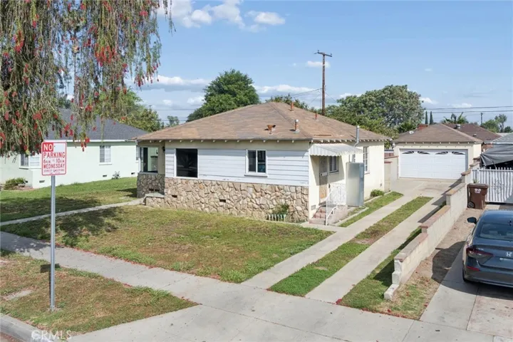 1613 E Ezmirlian, Compton, California 90221