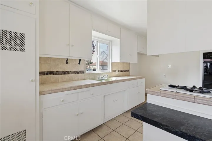 1613 E Ezmirlian, Compton, California 90221