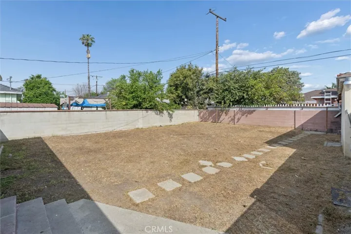1613 E Ezmirlian, Compton, California 90221