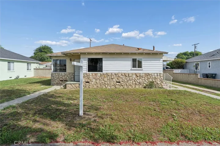 1613 E Ezmirlian, Compton, California 90221