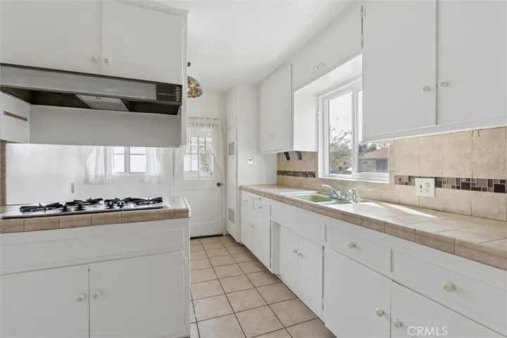 1613 E Ezmirlian, Compton, California 90221