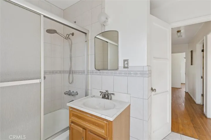 1613 E Ezmirlian, Compton, California 90221