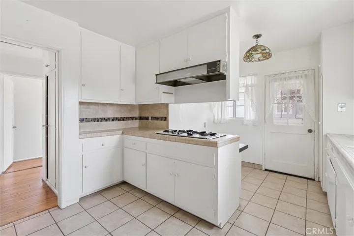 1613 E Ezmirlian, Compton, California 90221