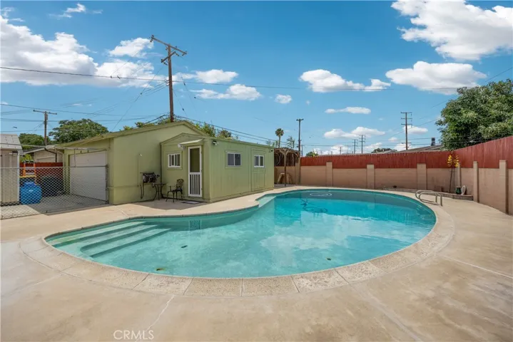 Side view of the pool area and more space behind the Tough shed