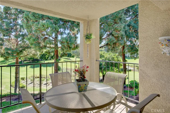 Breath-taking views from you Balcony to enjoy your cup of coffee or tea!