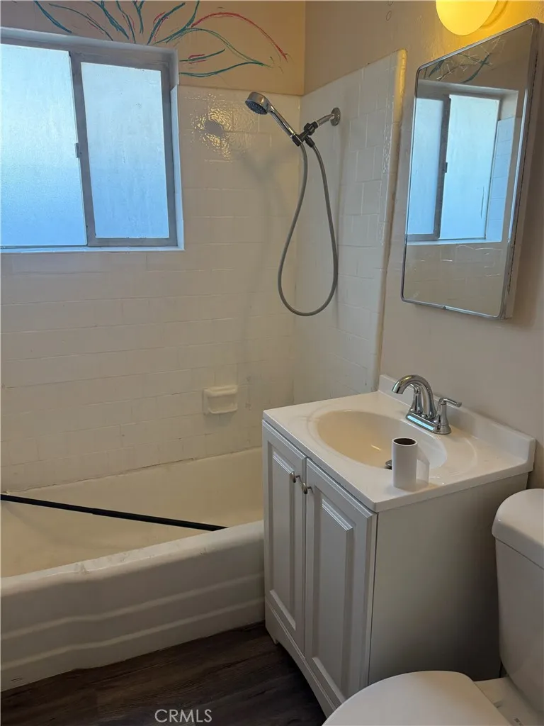 Bathroom (Back Unit)