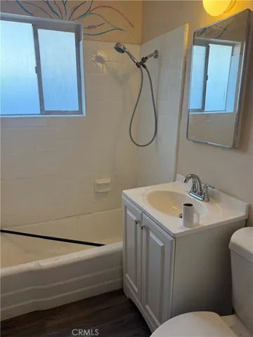 Bathroom (Back Unit)